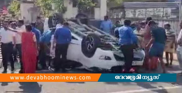 പത്തനംതിട്ട ജില്ലാ കളക്ടറുടെ വാഹനം മറ്റൊരു കാറുമായി കൂട്ടിയിടിച്ച് തലകീഴായി മറിഞ്ഞു