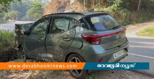 മൂവാറ്റുപു&zwj;ഴയില്&zwj; നിയന്ത്രണം വിട്ട കാര്&zwj; റോഡരികിലെ സംരക്ഷണ ഭിത്തിയിലിടിച്ച് ഒരാള്&zwj; മരിച്ചു