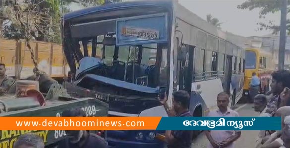 ടാങ്കർ ലോറിയും കെഎസ്ആർടിസി ബസുകളും കൂട്ടിയിടിച്ച് അപകടം; ലോറി ഡ്രൈവർക്ക് ദാരുണാന്ത്യം