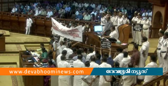നിയമസഭയിൽ സംഘർഷാവസ്ഥ; സ്പീക്കറുടെ മുഖം മറച്ച് ബാനർ ഉയർത്തി, ഡയസിലേക്ക് ചാടിക്കയറി പ്രതിപക്ഷം