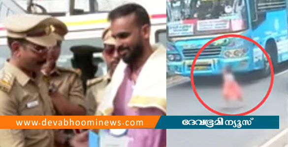 "ഷിനോജിൻ്റേത് മാതൃകാപരമായ പ്രവൃത്തി"; കോഴിക്കോട് കുട്ടിയെ രക്ഷിച്ച ബസ് ഡ്രൈവറെ ആദരിച്ച് എംവിഡി