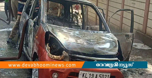 ജഗതിയിൽ ഓടിക്കൊണ്ടിരുന്ന കാർ കത്തിനശിച്ചു