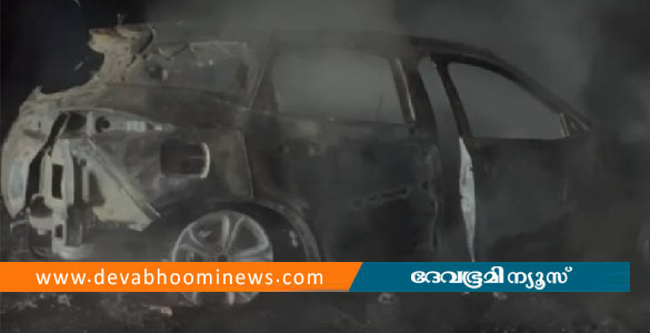 തോൽപ്പെട്ടിയിൽ ഓടിക്കൊണ്ടിരുന്ന കാറിന് തീപിടിച്ചു