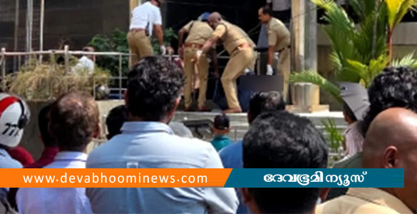 കൊച്ചിയിൽ ജ്വല്ലറി കെട്ടിടത്തിന് മുകളില്&zwj; നിന്ന് ചാടി അജ്ഞാതന്&zwj; ജീവനൊടുക്കി