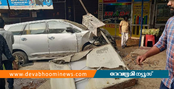 വടകരയിൽ നിയന്ത്രണം വിട്ട ഇന്നോവ കടയിലേക്ക് ഇടിച്ച് കയറി; യുവതിക്ക് പരിക്ക്