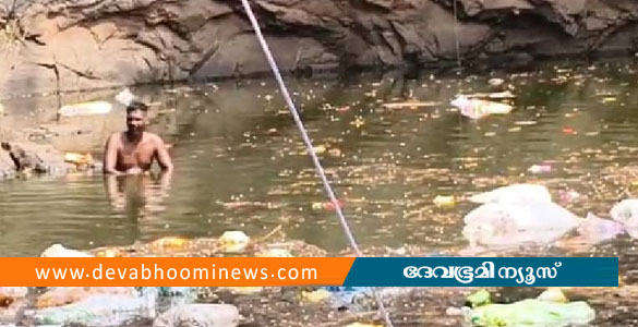 മലപ്പുറത്ത് ലോറി പാറക്കുളത്തില്&zwj; വീണ് അപകടം; ഒരാള്&zwj; കുടുങ്ങിക്കിടക്കുന്നു