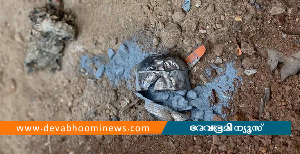 പാനൂരില്&zwj; മണ്ണ് നീക്കുന്നതിനിടെ സ്റ്റീല്&zwj; ബോംബ് പൊട്ടിത്തെറിച്ചു; ലോറി ഡ്രൈവര്&zwj;ക്ക് പരിക്ക്