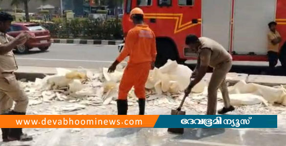 കണ്ടെയ്&zwnj;നറില്&zwj; നിന്ന് ഇറക്കുന്നതിനിടെ ജിപ്&zwnj;സം ബോര്&zwj;ഡ് ദേഹത്ത് വീണു; തൊഴിലാളിക്ക് ദാരുണാന്ത്യം