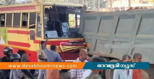 ചന്തിരൂരില്&zwj; കെഎസ്ആര്&zwj;ടിസി ബസ് ടോറസ് ലോറിയിലേക്ക് ഇടിച്ചു കയറി; 40 പേര്&zwj;ക്ക് പരിക്ക്