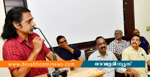 സഹപ്രവർത്തകരുടെയും സുഹൃത്തുക്കളുടെയും സ്നേഹാദരവ് ഏറ്റുവാങ്ങി ഷൈൻ