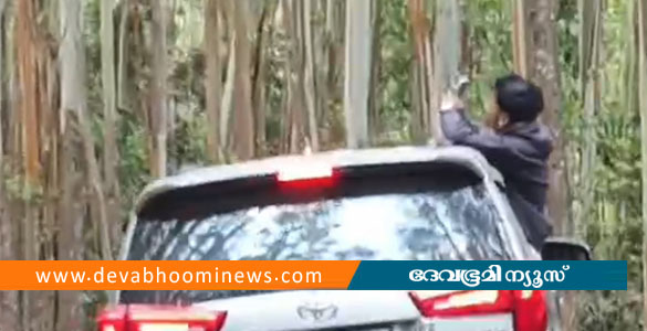 ഇടുക്കിയിൽ കാറിന്റെ ഡോറിലിരുന്ന് വിനോദ സഞ്ചാരികളുടെ സാഹസികയാത്ര