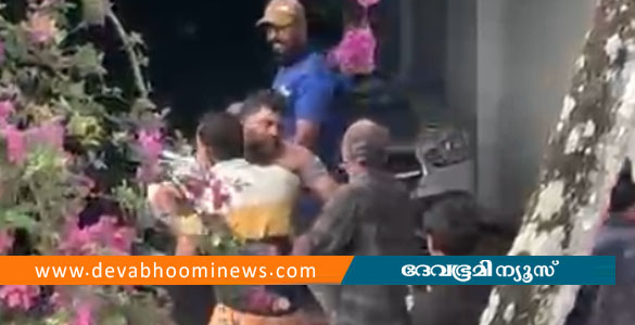 അരൂരിൽ യുവാവിനെ വലിച്ചിഴച്ചു കൊണ്ടുപോയി മർദ്ദിച്ചു; നാലുപേർ പിടിയിൽ
