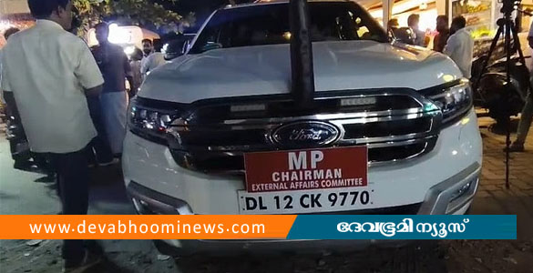 ശശി തരൂര്&zwj; എംപിയുടെ ഗണ്&zwj;മാന് നേരെ കയ്യേറ്റ ശ്രമം; മൂന്ന് പേര്&zwj; കസ്റ്റഡിയിൽ