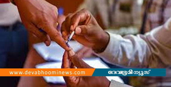 കേരളം വിധിയെഴുതുന്നു; പോളിങ് ബൂത്തുകളിൽ വോട്ടര്&zwj;മാരുടെ നീണ്ട നിര