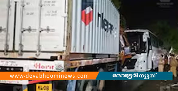 പോ​ലീ​സു​കാ​ർ സ​ഞ്ച​രി​ച്ച ബ​സ് ലോ​റി​യു​മാ​യി കൂ​ട്ടി​യി​ടി​ച്ചു: 28 പേ​ർ​ക്ക് പ​രി​ക്ക്