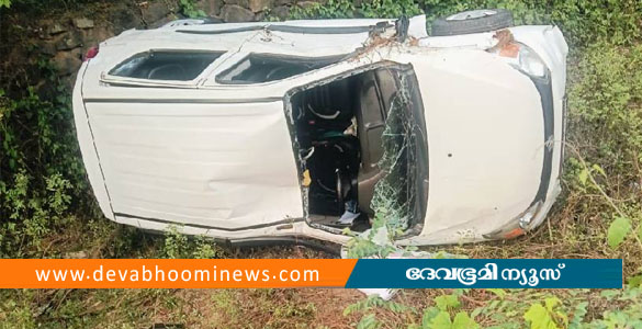 നിയന്ത്രണം വിട്ട കാർ തോട്ടിലേക്ക് മറിഞ്ഞു; ഒരു കുടുംബത്തിലെ 4 പേർക്ക് പരിക്ക്