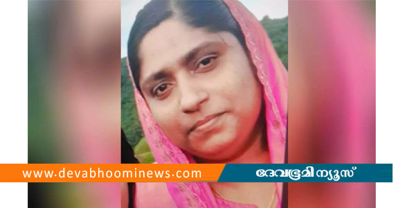 കായംകുളത്ത് സ്കൂട്ടർ എടുക്കുന്നതിനിടെ പാമ്പ് കടിയേറ്റ യുവതി മരിച്ചു