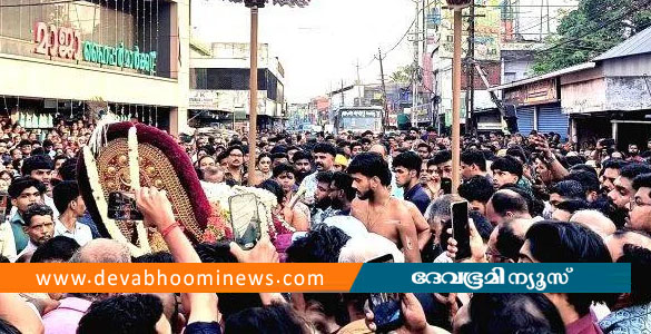 ആറ്റിൽ ചാടാനായി ഓടിയ പാട്ടമ്പലം ഭഗവതിയുടെ വഴി തടഞ്ഞ് ഭക്തർ