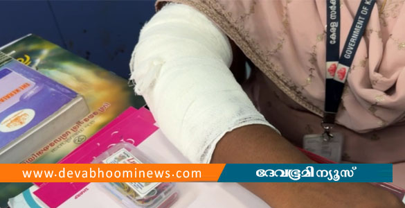 പെന്&zwj;ഷന്&zwj; അപേക്ഷക്കായി എത്തി; മുക്കം നഗരസഭ ജീവനക്കാരിയെ കടിച്ച് പരിക്കേല്&zwj;പ്പിച്ച് സ്ത്രീ
