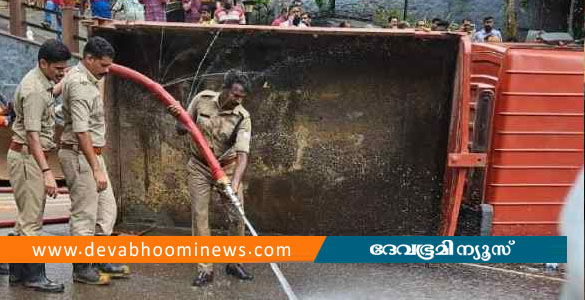 കൊറ്റനാട് ടിപ്പര്&zwj; ലോറി മറിഞ്ഞ് അപകടം; ഡ്രൈവര്&zwj;ക്ക് ദാരുണാന്ത്യം