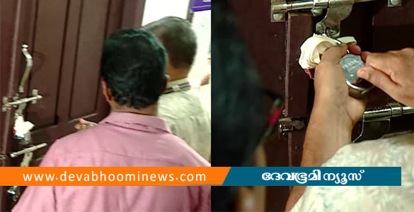 കളമശ്ശേരിയില്&zwj; സ്ട്രോം​ഗ് റൂം ​കീ കാ​ണാ​നി​ല്ല; ഉദ്യോഗസ്ഥർ പൂട്ട് പൊളിച്ച് അകത്ത് കയറി