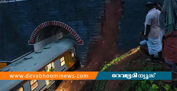 തുവ്വൂരിൽ ട്രെയിനിന് മുകളിലേക്ക് മേൽപ്പാലത്തിന്&zwj;റെ സംരക്ഷണ ഭിത്തി ഇടിഞ്ഞുവീണു