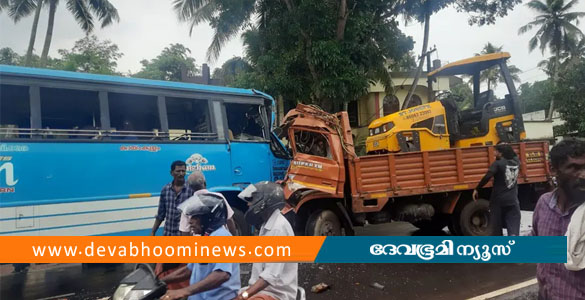 പൊടിയാടിയിൽ സ്വകാര്യ ബസും ടിപ്പറും കൂട്ടിയിടിച്ചു; ടിപ്പർ ഡ്രൈവർക്ക് ദാരുണാന്ത്യം, 21 പേർക്ക് പരിക്ക്