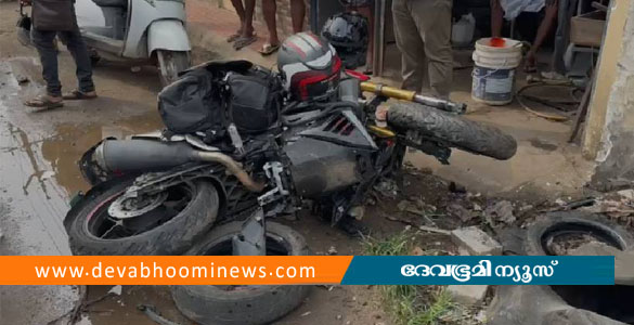 മൂവാറ്റുപുഴയിൽ ബൈക്ക് കടയിലേക്ക് ഇടിച്ചുകയറി മൂന്ന് പേർക്ക് പരിക്ക്