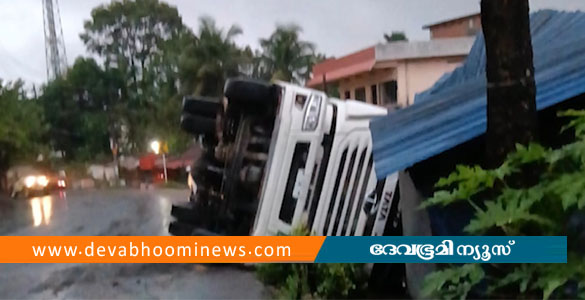 പത്തനംതിട്ടയിൽ ടോറസ് ലോറി വീടിന് മുകളിലേക്ക് മറിഞ്ഞു; ഉറങ്ങികിടന്ന വീട്ടമ്മ മരിച്ചു