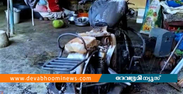 കൊല്ലത്ത് പൊലീസുകാരന്&zwj;റെ ബൈക്ക് കത്തിച്ച സംഭവത്തിൽ 2 യുവതികൾ പിടിയിൽ