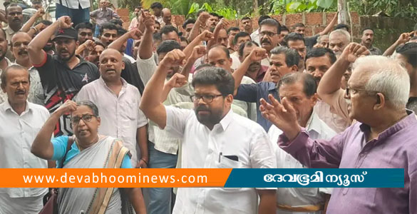 പിണറായിയുടെ വീട്ടിലെ റെയ്ഡ്: ഇ.ഡി ഉദ്യോഗസ്ഥർക്കെതിരെ മുദ്രാവാക്യം വിളിച്ച് സിപിഎം പ്രവർത്തകർ