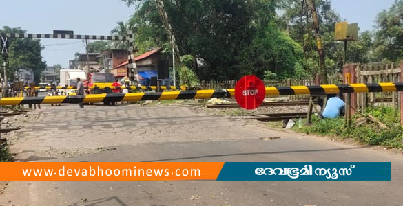 റെയിൽവേ​ ​ഗേറ്റിൽ വാഹനമിടിച്ച കേസ് ; ഡ്രൈവറുടെ ലൈസൻസ് റദ്ദാക്കി