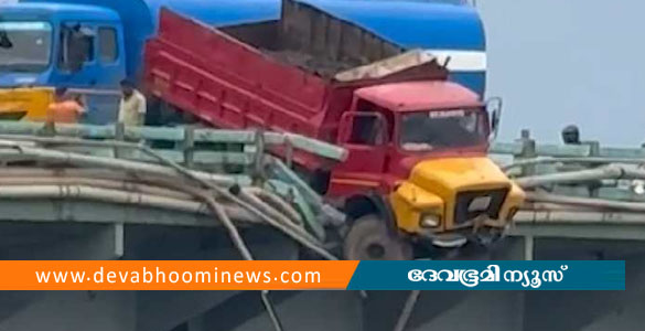 &zwnj;&zwnj;&zwnj;തേവരയില്&zwj; നിയന്ത്രണം വിട്ട ലോറി പാലത്തിന്&zwj;റെ കൈവരി തകര്&zwj;ത്ത് തൂങ്ങി നിൽക്കുന്നു