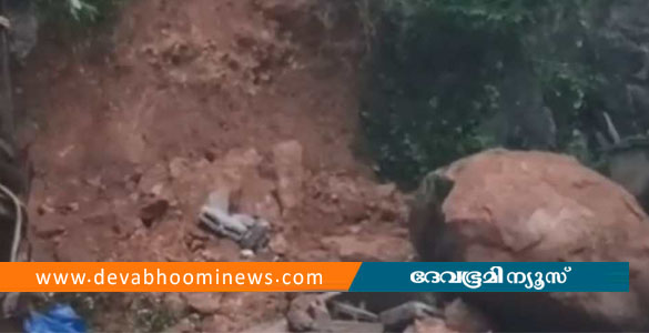 പാറശാലയിൽ വീടിനോട് ചേർന്നുള്ള പാറ അടർന്നു വീണ് 50കാരിക്ക് പരിക്ക്