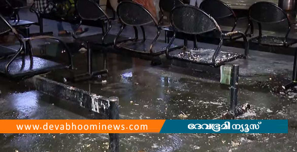 കോഴിക്കോട് കെഎസ്ആര്&zwj;ടിസി ബസ് സ്റ്റാന്റില്&zwj; സീലിങ് അടര്&zwj;ന്നു വീണു; യാത്രക്കാര്&zwj;ക്ക് പരിക്ക്