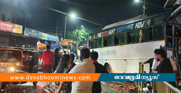 മലപ്പുറത്ത് വിദ്യാര്&zwj;ത്ഥികള്&zwj; സഞ്ചരിച്ച ബസ് അപകടത്തില്&zwj;പ്പെട്ടു; നിരവധിപേര്&zwj;ക്ക് പരിക്ക്