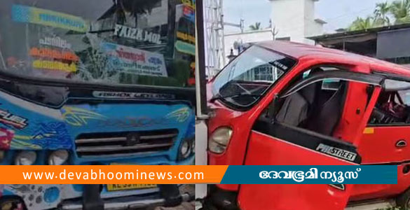 കുന്ദമംഗലത്ത് സ്കൂൾ കുട്ടികളുമായി പോയ ഓട്ടോയില്&zwj; സ്വകാര്യ ബസിടിച്ച് അപകടം; വിദ്യാർത്ഥികൾക്ക് പരിക്ക്