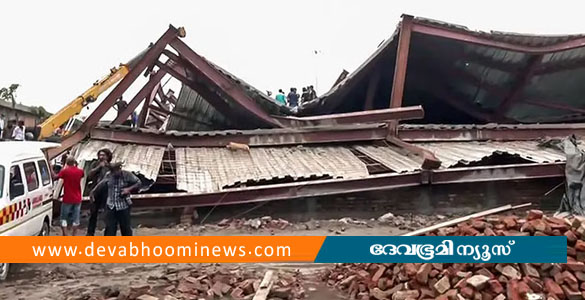 കൊല്&zwj;ക്കത്തയില്&zwj; നിര്&zwj;മ്മാണത്തിലിരിക്കുന്ന ഗോഡൗണ്&zwj; തകര്&zwj;ന്നു: മൂന്ന് പേര്&zwj; മരിച്ചു