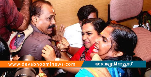 തിരുവനന്തപുരം കോർപ്പറേഷനിലെ സംഘർഷം: മേയറും ഡെപ്യൂട്ടി മേയറും പ്രതി