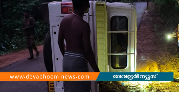 ആ​റ​ളം ഫാ​മി​ൽ കാ​ട്ടാ​ന ആ​ക്ര​മ​ണം; വ​നം​വ​കു​പ്പി​ന്&zwj;റെ ജീ​പ്പ് മ​റി​ച്ചി​ട്ടു; 5 പേർക്ക് പരിക്ക്