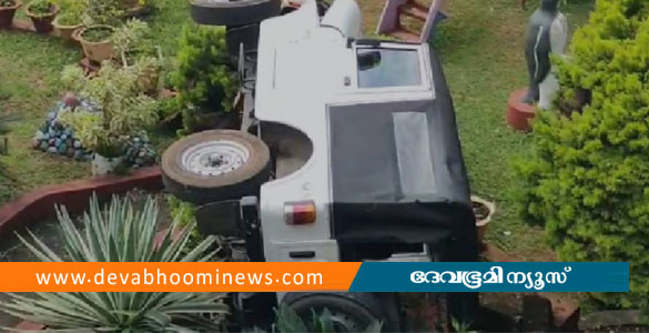 ഇടുക്കിയിൽ സ്കൂൾ മതിൽ തകർത്ത് ജീപ്പ് മുറ്റത്തേക്ക് മറിഞ്ഞു; 5 പേർക്ക് പരിക്ക്