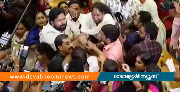 തിരുവനന്തപുരം കോര്&zwj;പ്പറേഷനില്&zwj; ബിജെപി- യുഡിഎഫ് അംഗങ്ങള്&zwj; ഏറ്റുമുട്ടി; ഹാജര്&zwj; രജിസ്റ്ററിനായി പിടിവലി