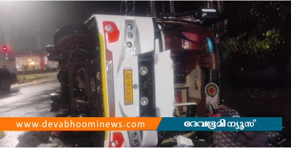 മൂവാറ്റുപുഴയില്&zwj; ടൂറിസ്റ്റ് ബസ് ലോറിയുമായി കൂട്ടിയിടിച്ച് മറിഞ്ഞു; 27 പേർക്ക് പരിക്ക്