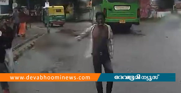 സമയക്രമത്തെ ചൊല്ലി തര്&zwj;ക്കം; കൊച്ചിയില്&zwj; വടിവാളുമായി സ്വകാര്യ ബസ് ജീവനക്കാരൻ്റെ പരാക്രമം