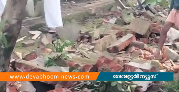 അരൂരിൽ സ്കൂളിൻ്റെ മതിൽ ഇടിഞ്ഞു വീണു; രണ്ട് പേർക്ക് പരിക്ക്