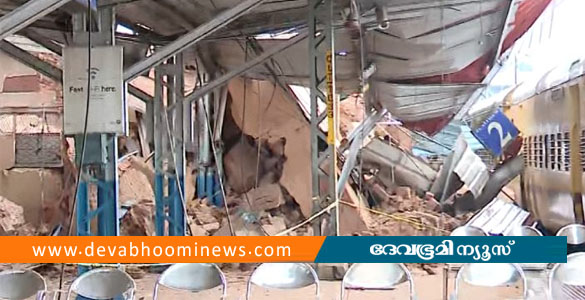 കോഴിക്കോട് റെയില്&zwj;വേ സ്&zwnj;റ്റേഷനില്&zwj; കെട്ടിടം തകര്&zwj;ന്നു വീണു