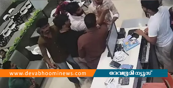 ചില്ലി ചിക്കനിലെ നാരങ്ങയ്ക്ക് നീര് കുറഞ്ഞു; തൃശൂരില്&zwj; ഹോട്ടലുടമയ്ക്കും ജീവനക്കാർക്കും ക്രൂരമർദനം