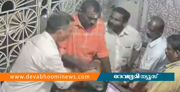 കറന്&zwj;റ് പോയി; കെഎസ്ഇബി ഓഫീസിലെത്തി പ്രതിഷേധിച്ച നാട്ടുകാർക്ക് 'എട്ടിന്&zwj;റെ പണി'
