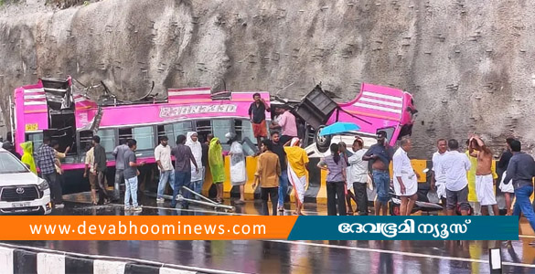 കുറ്റിപ്പുറത്ത് ബസ് തലകീഴായി മറിഞ്ഞ് അപകടം: ഒരാള്&zwj; മരിച്ചു, നിരവധി പേർക്ക് പരിക്ക്