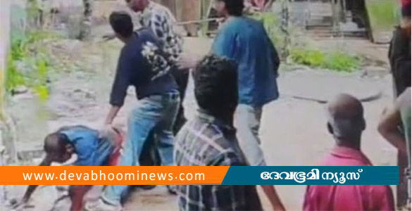തൈക്കാട്ടുശ്ശേരി ബിവറേജ് ഔട്ട്&zwnj;ലെറ്റിൽ മദ്യം വാങ്ങാനെത്തിയ മധ്യവയസ്കനെ യുവാക്കൾ തല്ലിച്ചതച്ചു